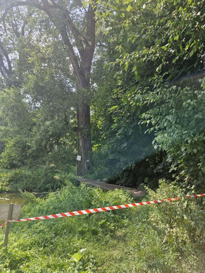 Zákaz vstupu na malou lávku v Lužci