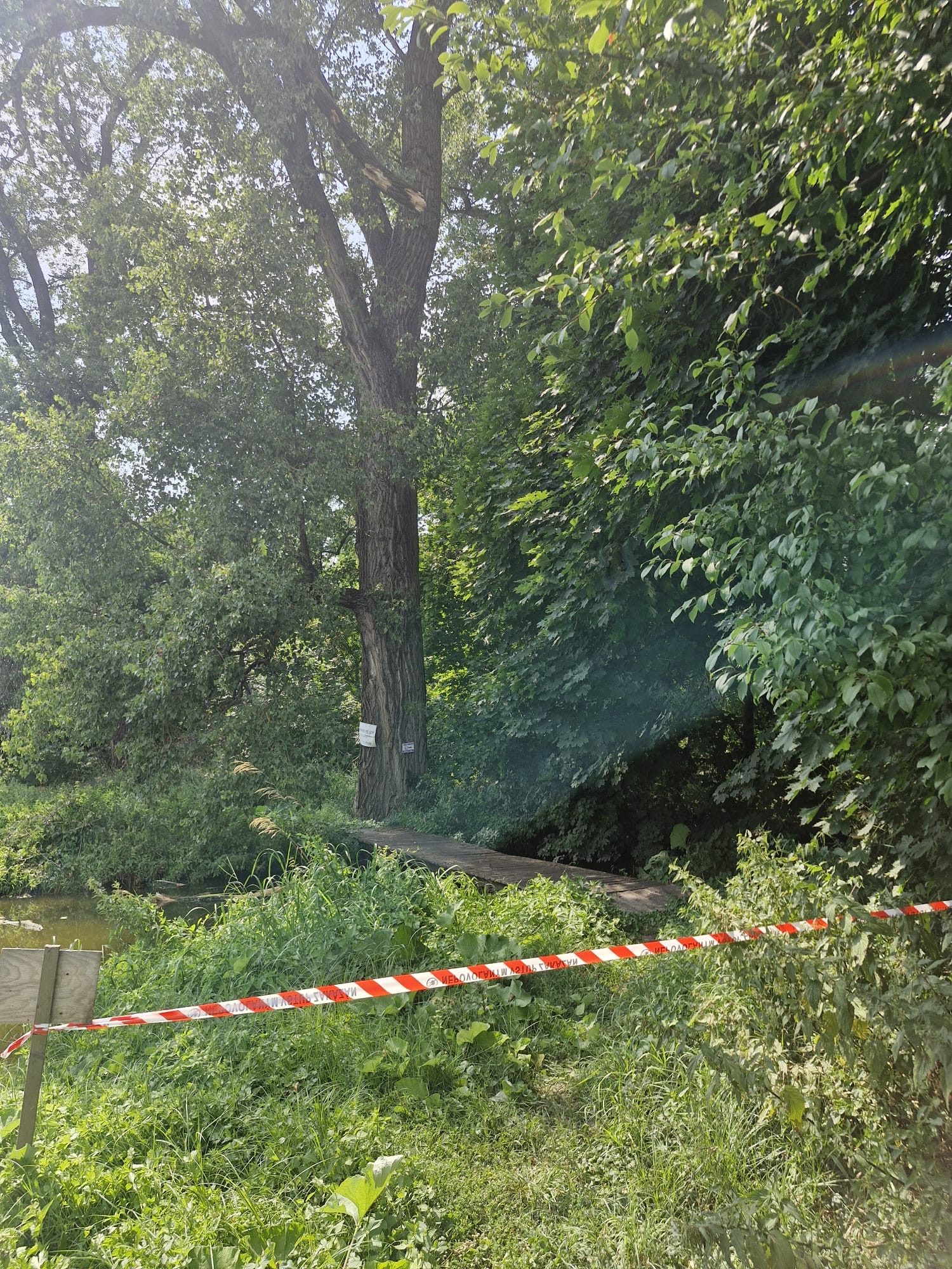Zákaz vstupu na malou lávku v Lužci